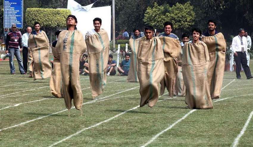 لاہور: سٹوڈنٹس 129ویں سالانہ ایتھلیٹکس چمپئن شپ کے دوران ..
