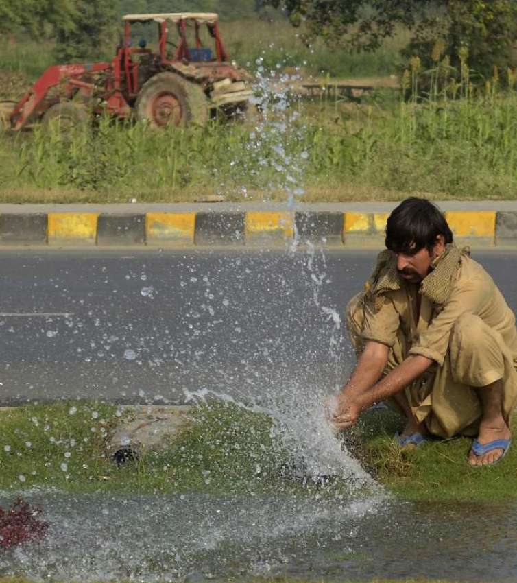 لاہور: سڑکوں کی گرین بیلٹس پر لگے نل شہریوں کے لیے ”آب زم ..