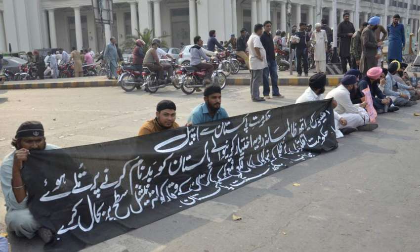 لاہور: سکھ سنگت اپنے مطالبات کے حق میں پنجاب اسمبلی کے سامنے ..