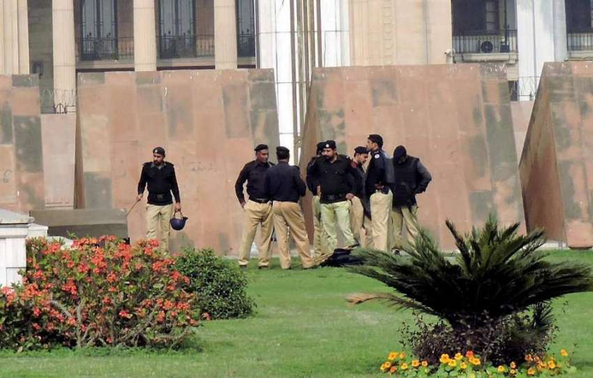 لاہور: پنجاب اسمبلی کے سامنے ڈیوٹی پر تعینات پولیس سمٹ مینار ..