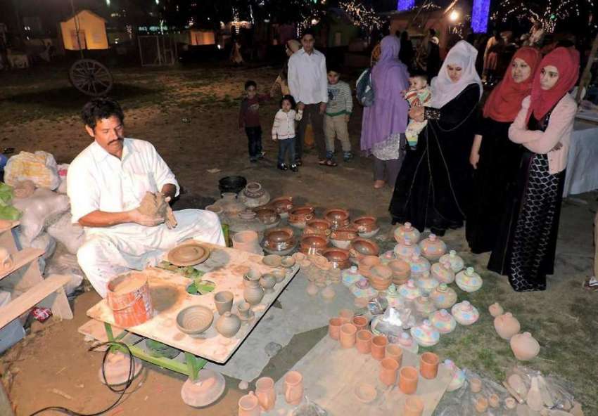 لاہور: جیلانی پارک میں جاری جشن بہاراں میلہ میں ایک کمہار ..