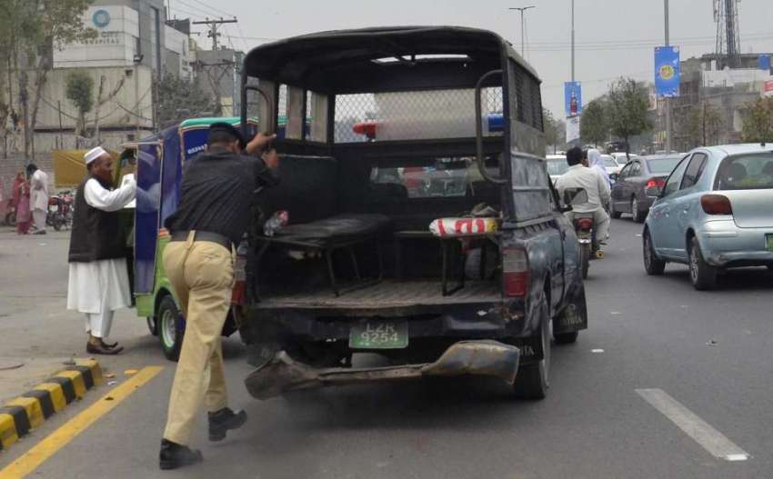لاہور: فیروز پور روڈ پر پولیس اہلکار پولیس وین کو دھکا لگا ..