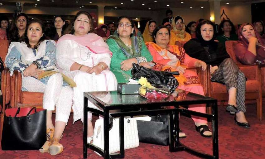 لاہور: مقامی ہوٹل میں خواتین کے حقوق سے متعلقہ سیمینار میں ..