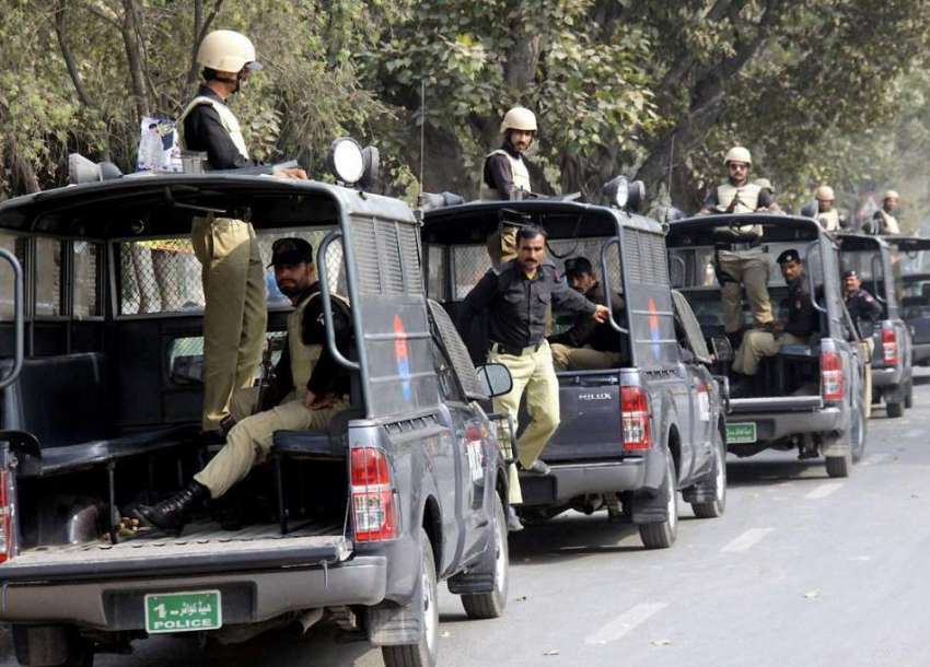 لاہور: امن و امان کی صورتحال بحال رکھنے کے لیے پولیس کی گاڑیاں ..