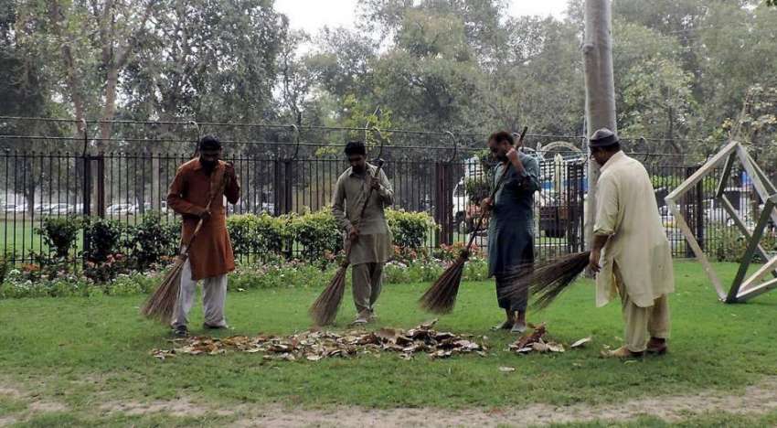 لاہور: الحمراء ہال کے صحن میں ملازمین پارک کی صفائی میں مصروف ..