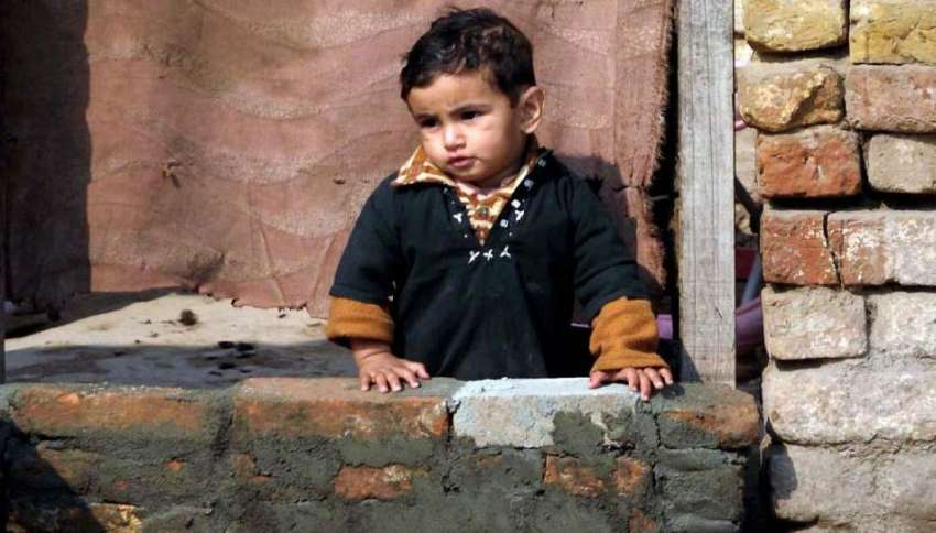 راولپنڈی: ایک کمسن بچہ اپنے گھر کی دہلیز پر کھڑا ہے۔