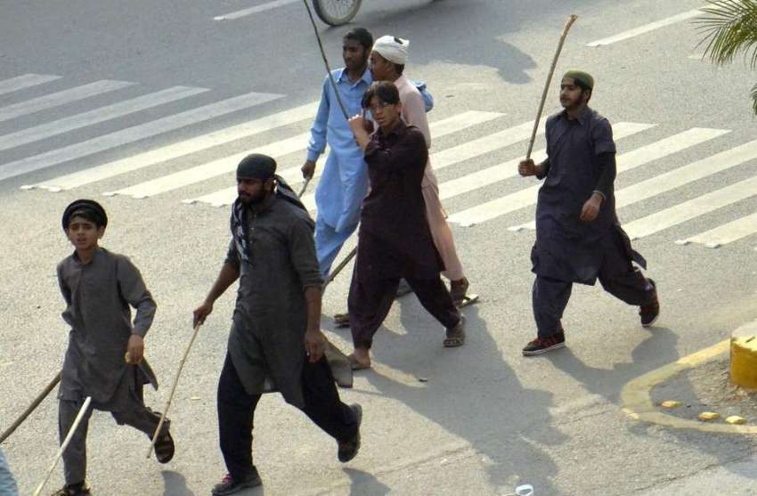 لاہور: سنی تحریک کے کارکن ممتاز قادری کی پھانسی کے خلاف نکلنے ..