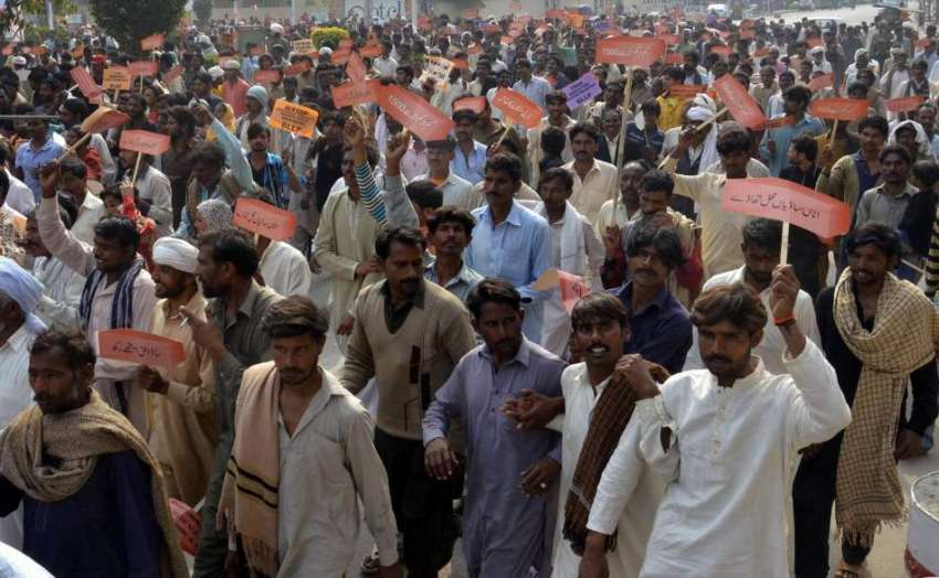 لاہور: بھٹہ مزدور اپنے مطالبات کے حق میں فیصل چوک میں احتجاجی ..