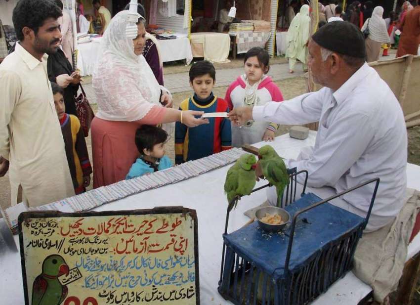 لاہور: جیلانی پارک میں جاری جشن بہاراں فیسٹیول میں ایک خاتون ..