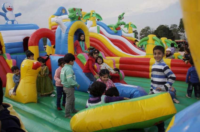لاہور: جیلانی پارک میں جاری جشن بہاراں فیسٹیول میں بچے کھیل ..