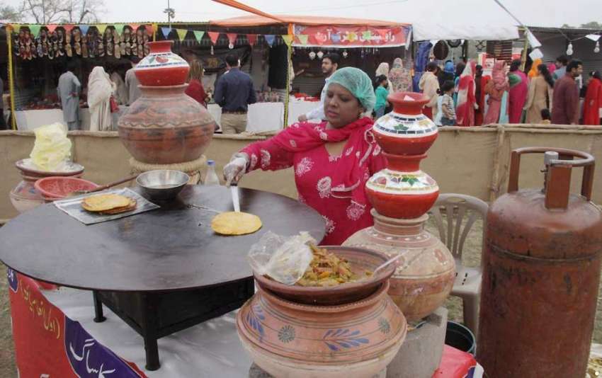 لاہور: جیلانی پارک میں جاری جشن بہاراں فیسٹیول میں ایک خاتون ..