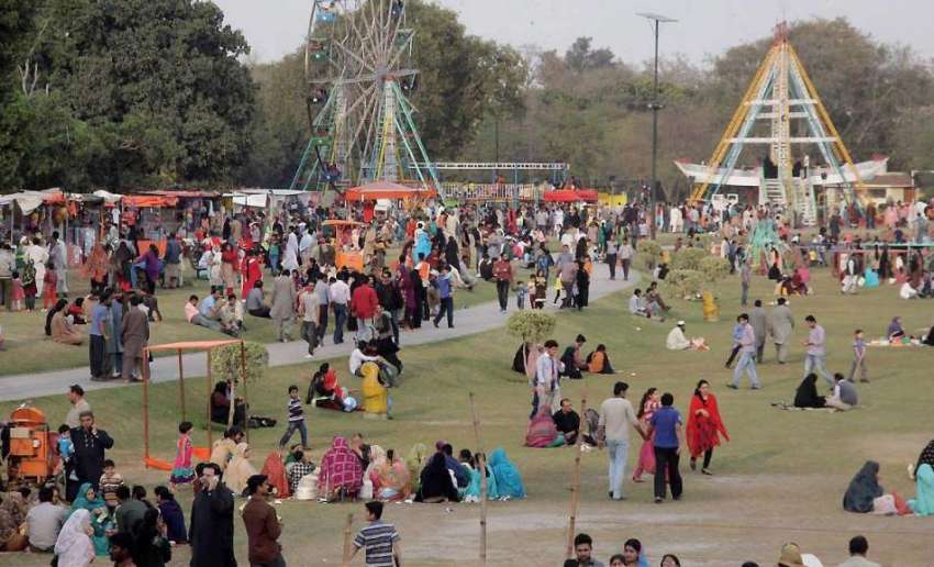 لاہور: جیلانی پارک میں جاری جشن بہاراں فیسٹیول میں شہریوں ..