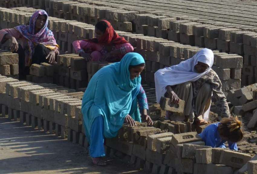 لاہور: خواتین کے عالمی دن کے موقع پر محنت کش خواتین بھٹے ..