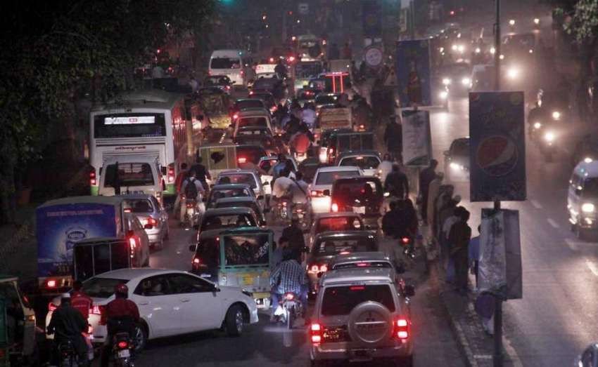 لاہور: مال روڈ پر رات کے وقت ٹریفک جام کا منظر۔