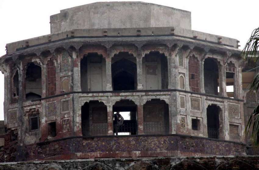 لاہور: محکمہ آثار قدیمہ کی عدم توجہ کے باعث تاریخی شاہی قلعہ ..