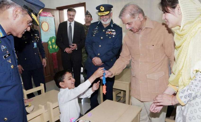 لاہور: وزیر اعلیٰ پنجاب محمد شہباز شریف پاک فضائیہ کے سکول ..