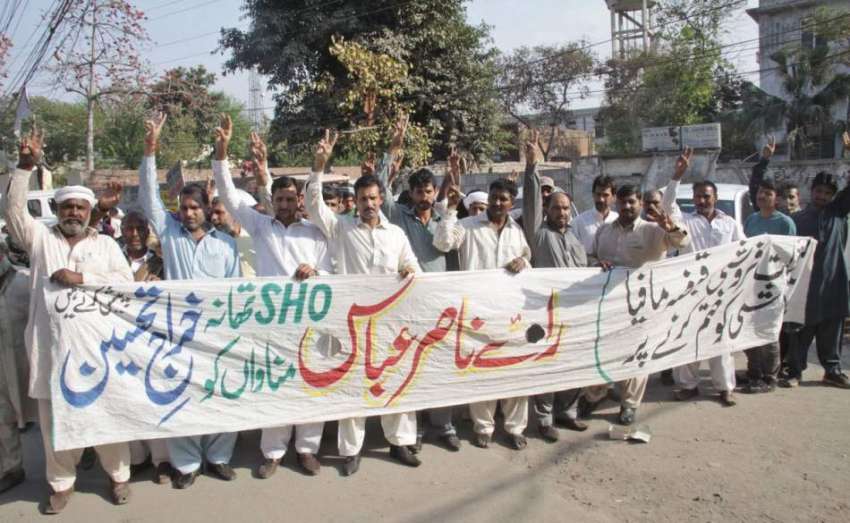 لاہور: مناواں کے رہائشی مقامی پولیس کے حق میں نعرے لگا رہے ..