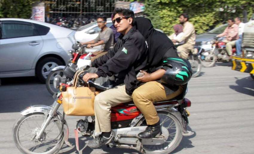 لاہور: دوخواتین پولیس اہلکار موٹر سائیکل پر سوار ہو کر ڈیوٹی ..