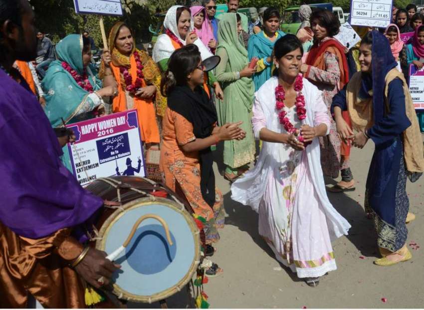 لاہور: خواتین کے عالمی دن کے موقع پر خواتین ڈھول کی تھاپ ..
