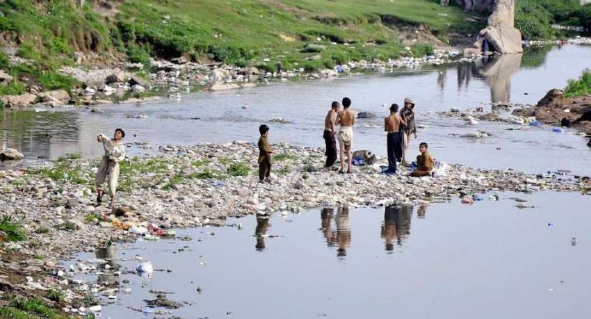 راولپنڈی: بدلتے موسم کے ساتھ بچے نالہ لئی کے پانی میں نہا ..