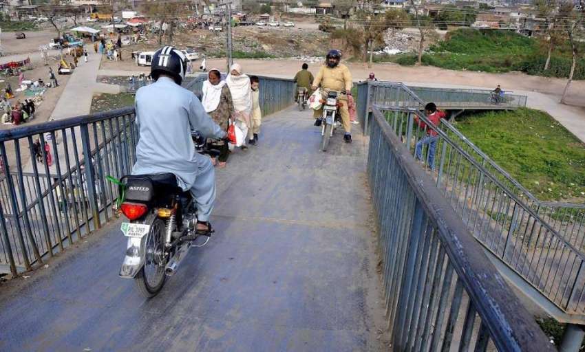اسلام آباد: ایکسپریس وئے پر بنائے گئے پل سے موٹر سائیکل خطرناک ..