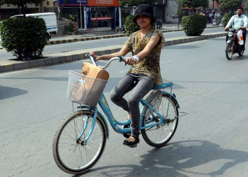 لاہور: ایک غیر ملکی خاتون مین بلیوارڈ اقبال ٹاؤن سے سائیکل ..