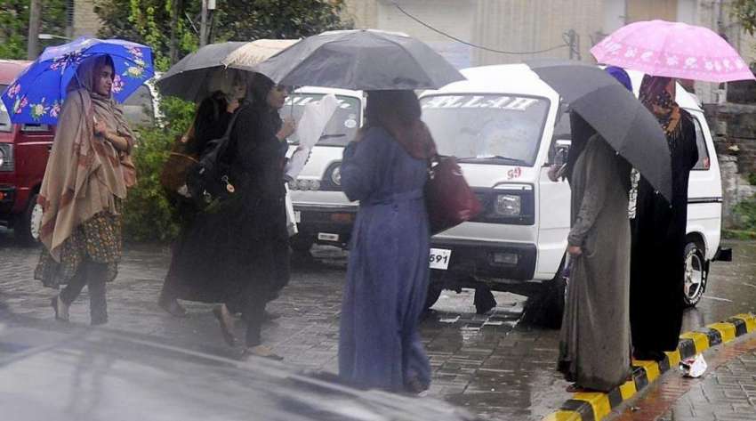 راولپنڈی: شدید بارش کے دوران طالبات چھتری تانے اپنی منزل ..