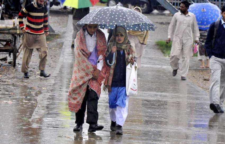 راولپنڈی: شدید بارش کے دوران سکول کے بچے چھتری مے گھروں کو ..