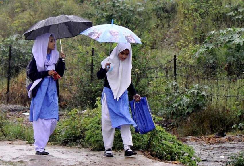 راولپنڈی: شدید بارش کے دوران سکول کے بچے چھتری مے گھروں کو ..