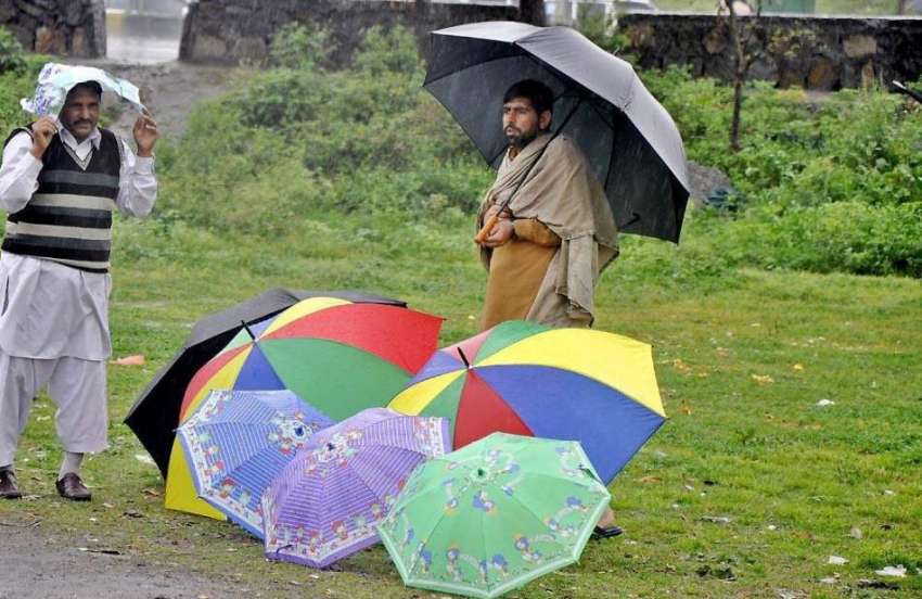 راولپنڈی: جڑواں شہروں میں بارش کے باعث ایک شخص چھتریاں فروخت ..