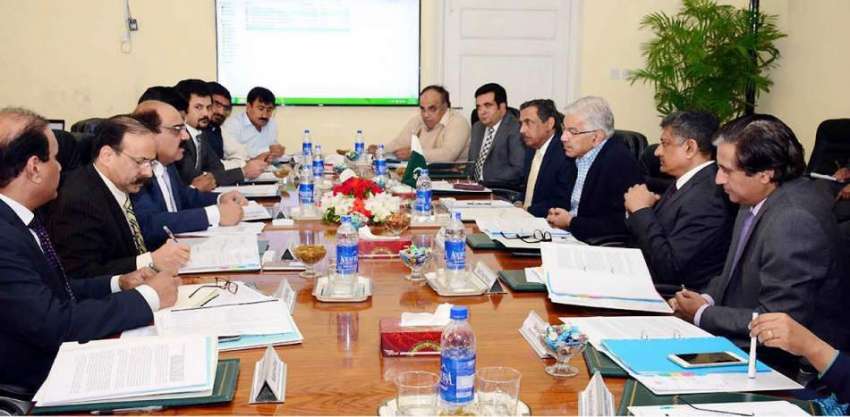 اسلام آباد: وفاقی وزیر پانی و بجلی خواجہ آصف بجلی کے منصوبوں ..