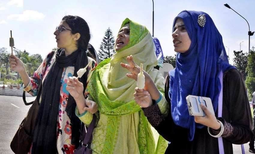 راولپنڈی: بدلتے موسم کے ساتھ ہی طالبات آئس کریم سے لطف اندوز ..