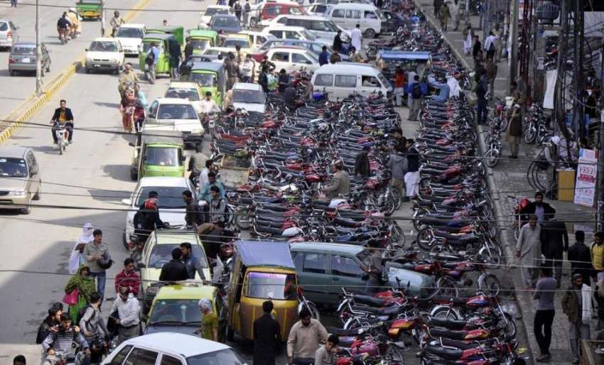 راولپنڈی: سکستھ روڈ نو پارکنگ پر کھڑے مو ٹر سائیکل جس سے ..