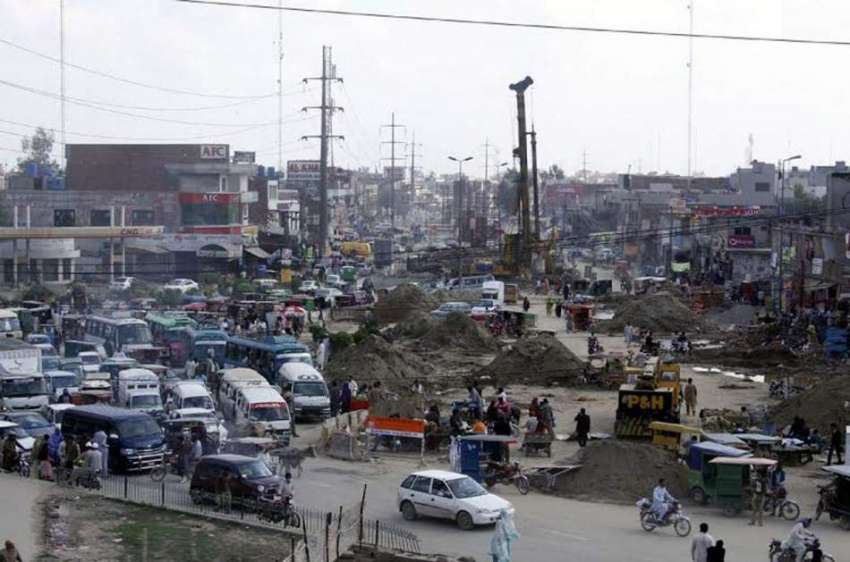 لاہور: ٹھوکر نیاز بیگ میں جاری اورنج لائن میٹرو ٹرین منصوبے ..