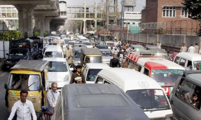 لاہور: آل پاکستان پیر میڈیکل سٹاف کے احتجاج کے باعث ٹریفک ..