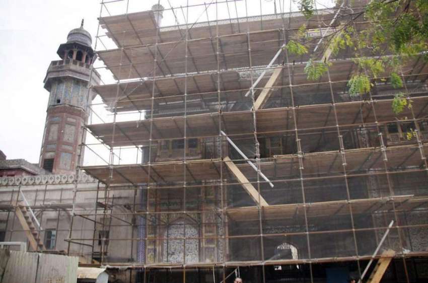 لاہور: تاریخی مسجد وزیر خان میں تعمیراتی کام جاری ہے۔