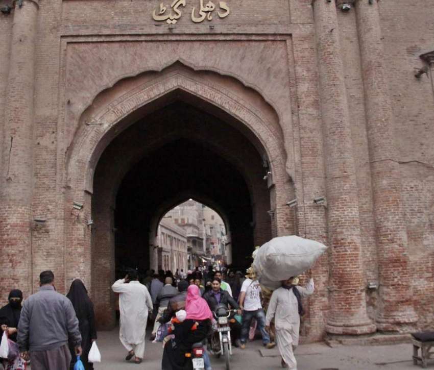 لاہور: تاریخی دہلی گیٹ کا بیرونی منظر۔