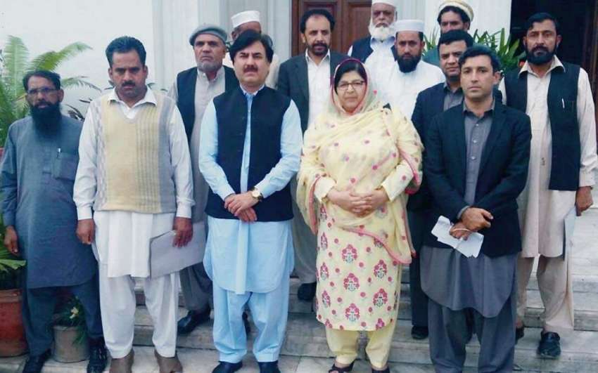 پشاور: وزیر لیبر اینڈ انڈسٹری انیسہ زیب اور ایم پی اے شوکت ..