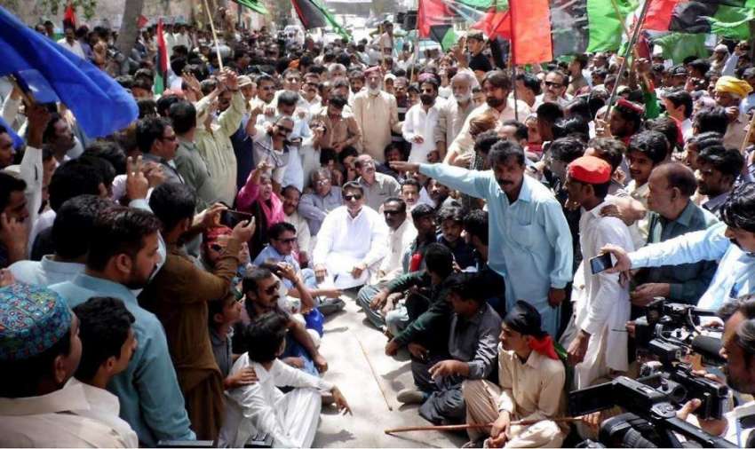 حیدر آباد: پیپلز پارٹی کی طرف سے احتجاجی ریلی نکالی جا رہی ..