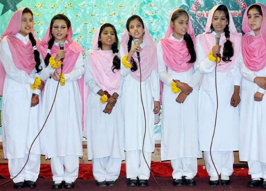 مظفر آباد: مقامی سکول کی طالبات سالانہ تقریب میں حمدیہ کلام ..