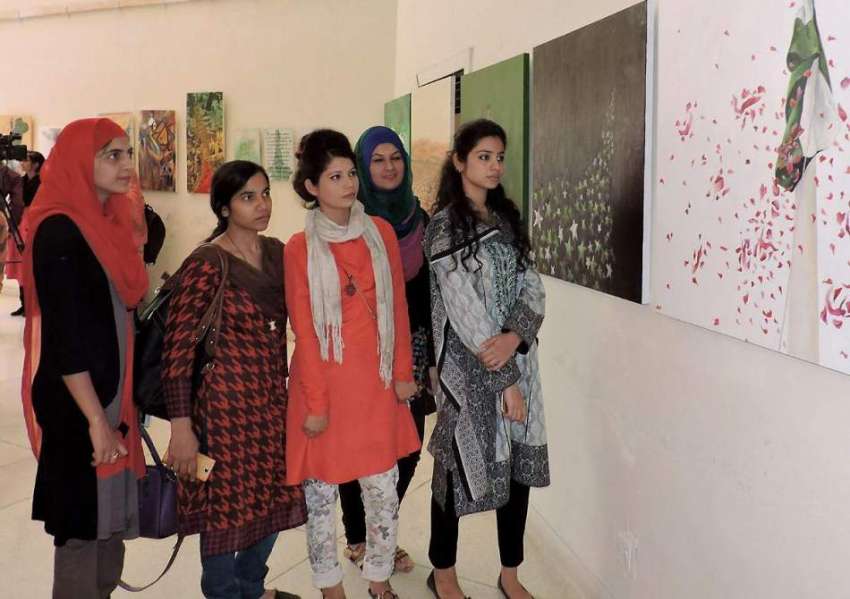 لاہور: طالبات الحمراء میں 23مارچ یوم پاکستان کے حوالے سے ..
