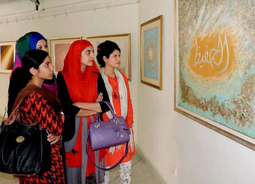 لاہور: لڑکیاں الحمراء ہال میں پینٹگ کی نمائش دیکھ رہی ہیں۔