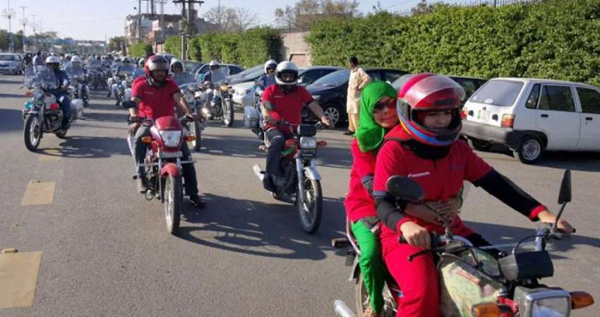 لاہور: سٹی ٹریفک پولیس اور موٹر سائیکل سوار خواتین کا دستہ ..