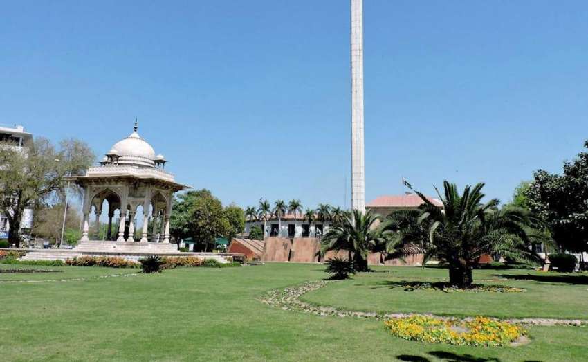 لاہور: پنجاب اسمبلی کے سامنے سمٹ مینار کے احاطے کا خوبصورت ..