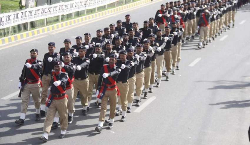 لاہور: یوم پاکستان کے موقع پر ”عزم پاکستان پریڈ“ میں پولیس ..