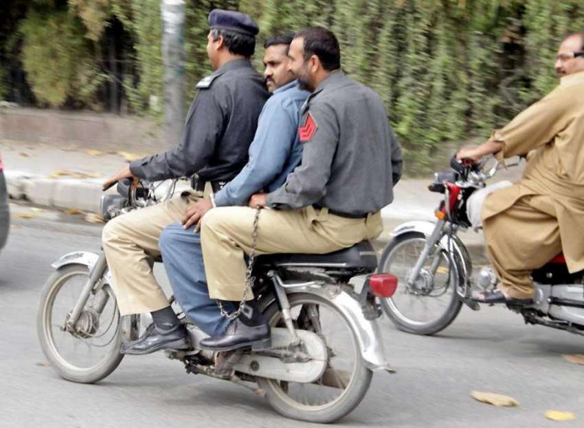 لاہور: موٹر سائیکل سوار پولیس اہلکار ملزم کو ہتھ کڑی لگا ..