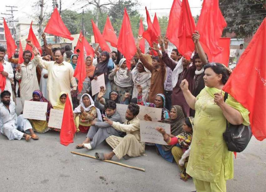 لاہور: بھٹہ مزدور پریس کلب کے باہر اپنے مطالبات کے حق میں ..
