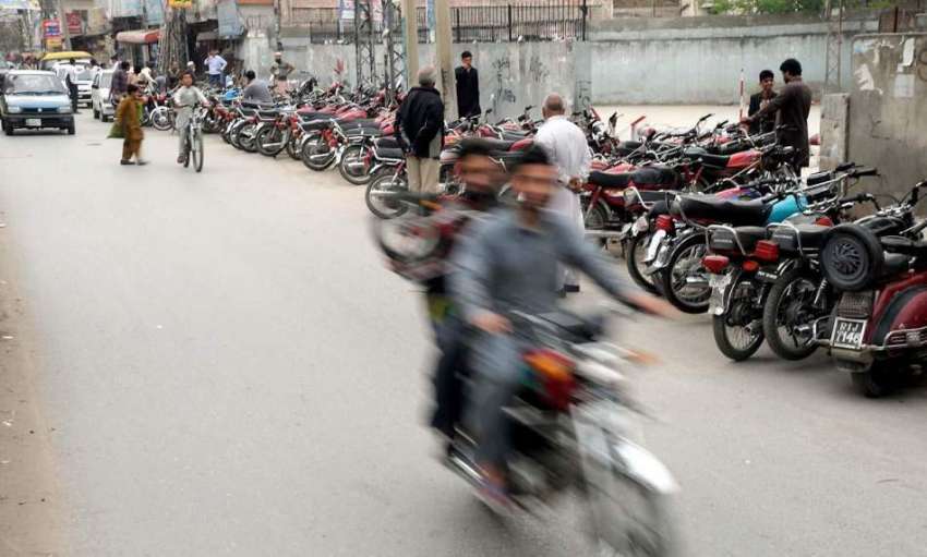 راولپنڈی: سر سید چوک میں مقامی کالج کے باہر پارکنگ تجاوزات ..