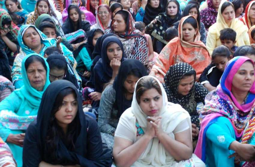 لاہور: گڈ فرائی ڈے کے موقع پر خواتین دعا مانگ رہی ہیں۔
