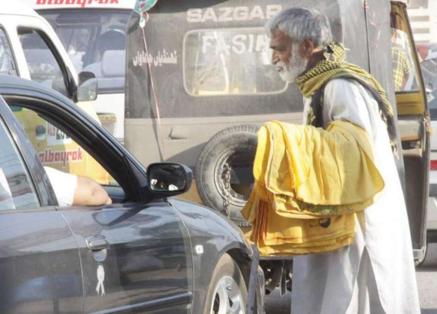 لاہور: ایک ضعیف العمر شخص ٹریفک سگنل پر گاڑیاں صاف کرنیوالے ..